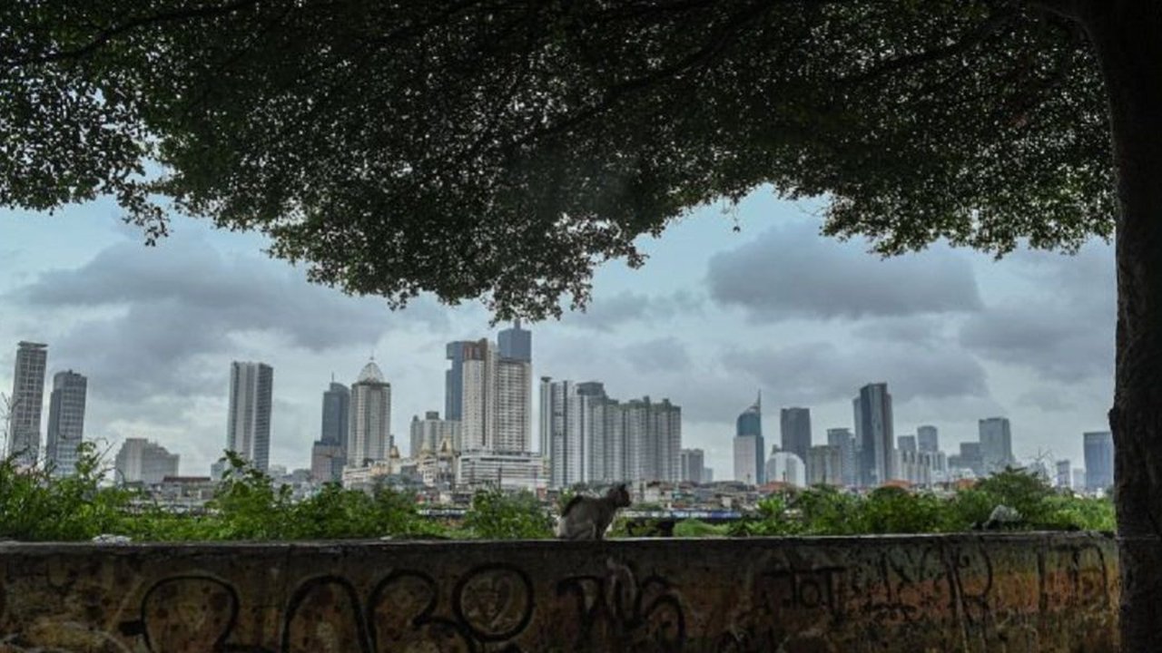 Badan Meteorologi Klimatologi dan Geofisika (BMKG) memprakirakan wilayah DKI Jakarta hujan ringan pada Kamis sekitar pukul 13.00 WIB.BMKG melalui unggahan ...