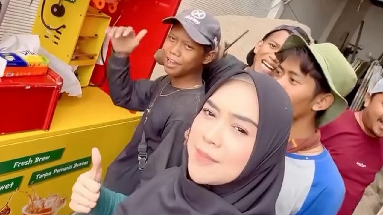Momen Ria Ricis Traktir Tukang Bangunan di Rumah Barunya