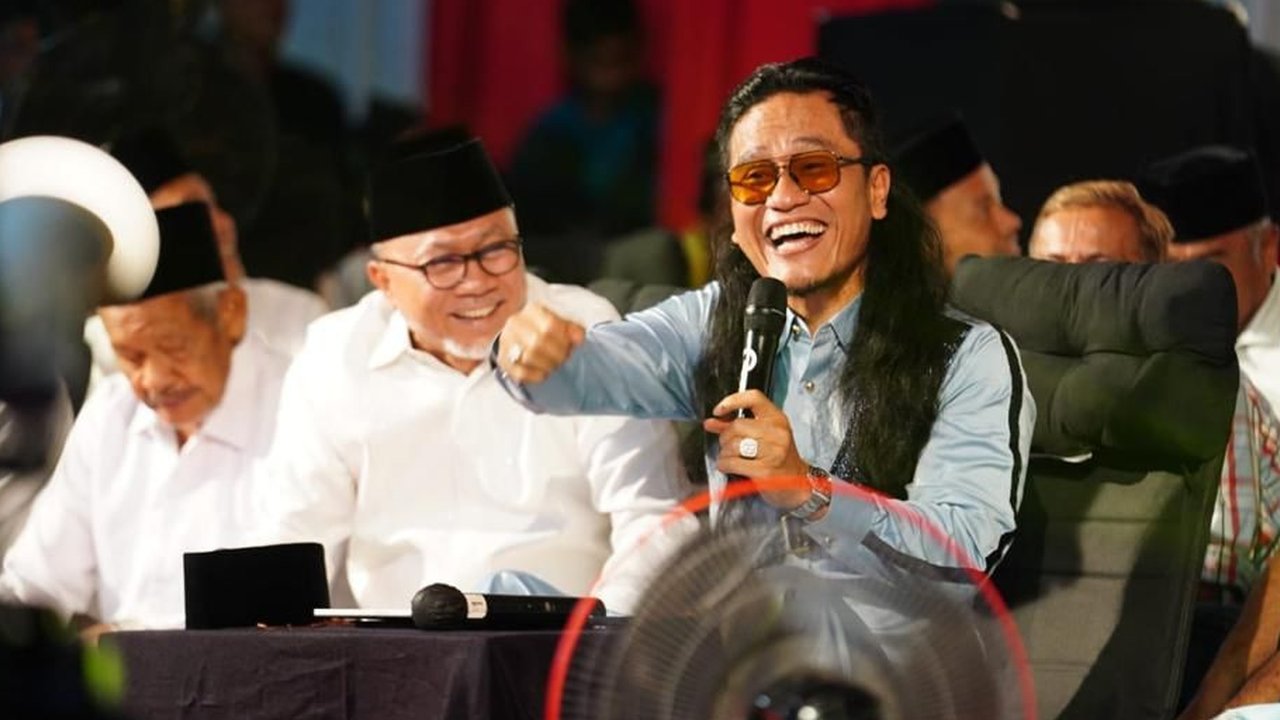Menteri Perdagangan (Mendag), Zulkifli Hassan mengunjungi Pondok Pesantren Ora Aji yang dimiliki oleh Miftah Maulana Habiburrohman alias Gus Miftah di Sleman, Yogyakarta, Sabtu (20/5/2023), malam. (Dok. Istimewa)