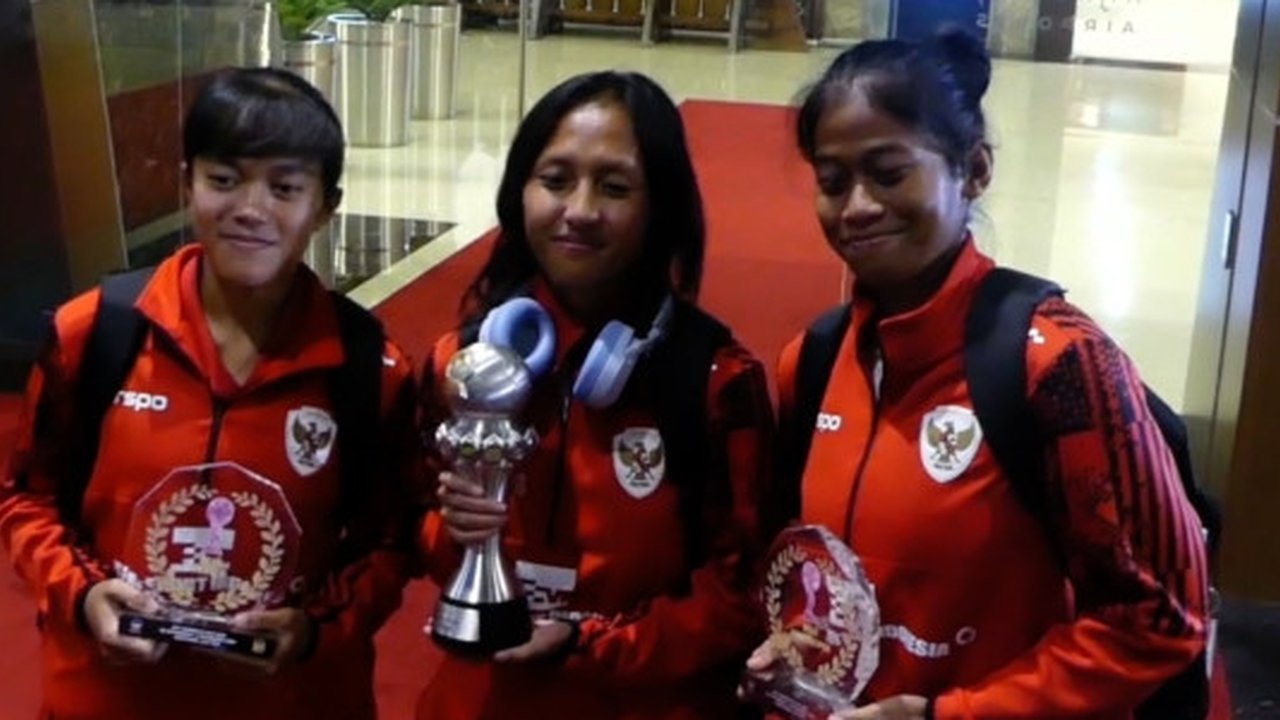 ANTARA - Timnas Putri Indonesia akhirnya tiba kembali di tanah air usai menjadi juara di AFF Women's Cup 2024. Saat tiba di&nbsp; Bandara Internasional ...