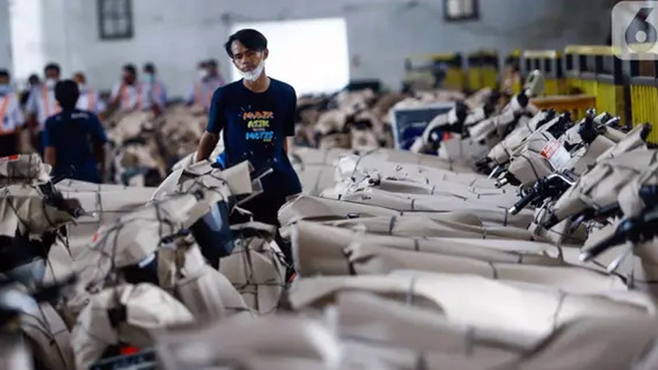 Petugas menata sepeda motor sebelum dikirim menggunakan kereta di Stasiun Kampung Bandan, Jakarta Utara, Selasa (26/4/2022). PT Kereta Api Indonesia (KAI) Logistik (Kalog) menyediakan 9.28