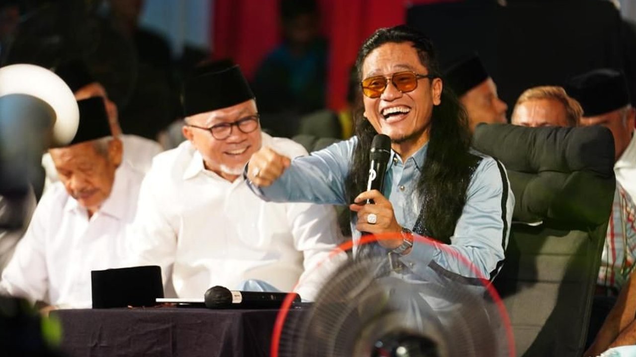 Menteri Perdagangan (Mendag), Zulkifli Hassan mengunjungi Pondok Pesantren Ora Aji yang dimiliki oleh Miftah Maulana Habiburrohman alias Gus Miftah di Sleman, Yogyakarta, Sabtu (20/5/2023), malam. (Dok. Istimewa)