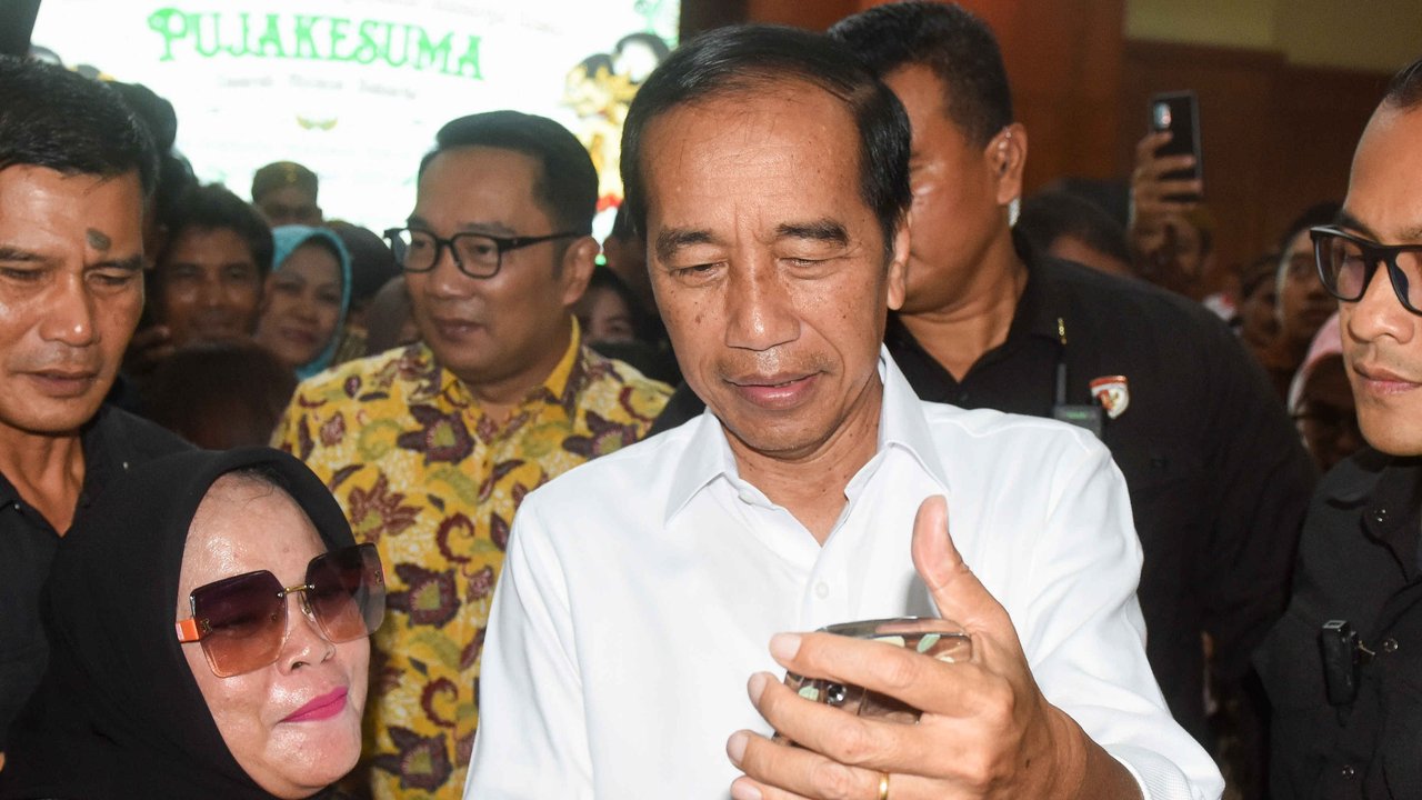 Jokowi berfoto bersama anggota paguyuban saat menghadiri pelantikan dan pengukuhan Dewan Pengurus Wilayah Paguyuban Putra Jawa Kelahiran Sumatera (Pujakesuma) di Padepokan Pencak Silat TMII, Jakarta Timur, Rabu (20/11/2024). Dalam kesempatan tersebut Joko Widodo meminta anggota Paguyuban Pujakesuma untuk mendukung Ridwan Kamil-Suswono dalam Pilkada Jakarta 2024.