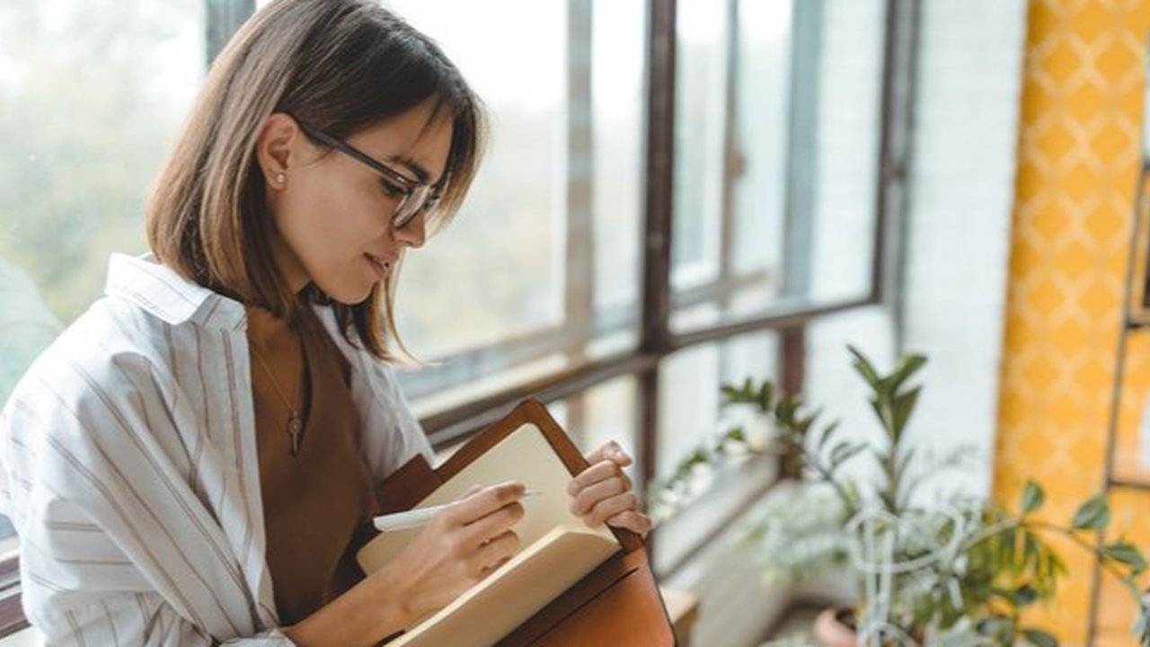 Terbukti Ampuh! Cara Journaling Bisa Redakan Kecemasan Anda Secara Instan