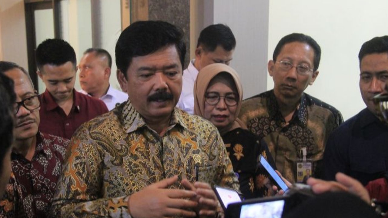 Momen Eks Panglima TNI Jajan di Warung Kampung