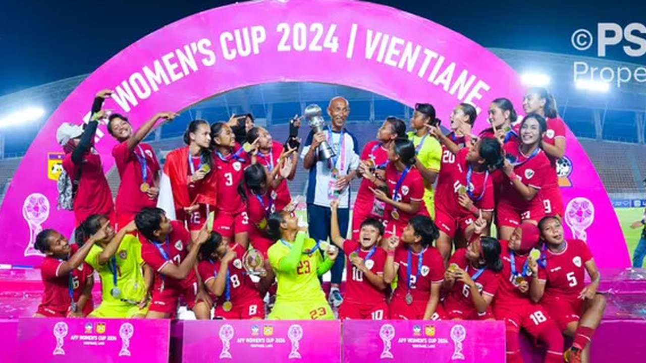 Pelatih Timnas putri Indonesia, Satoru Mochizuki saat menghadapi Singapura pada laga uji coba internasional di Stadion Madya, Gelora Bung Karno, Senayan, Jakarta, Selasa (28/5/2024). (Bola