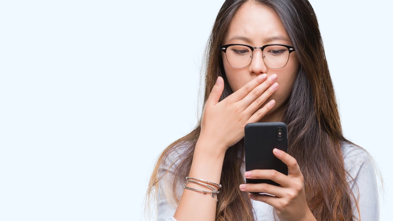 Seorang wanita terkejut melihat layar ponsel. (Krakenimages.com/depositphotos.com)