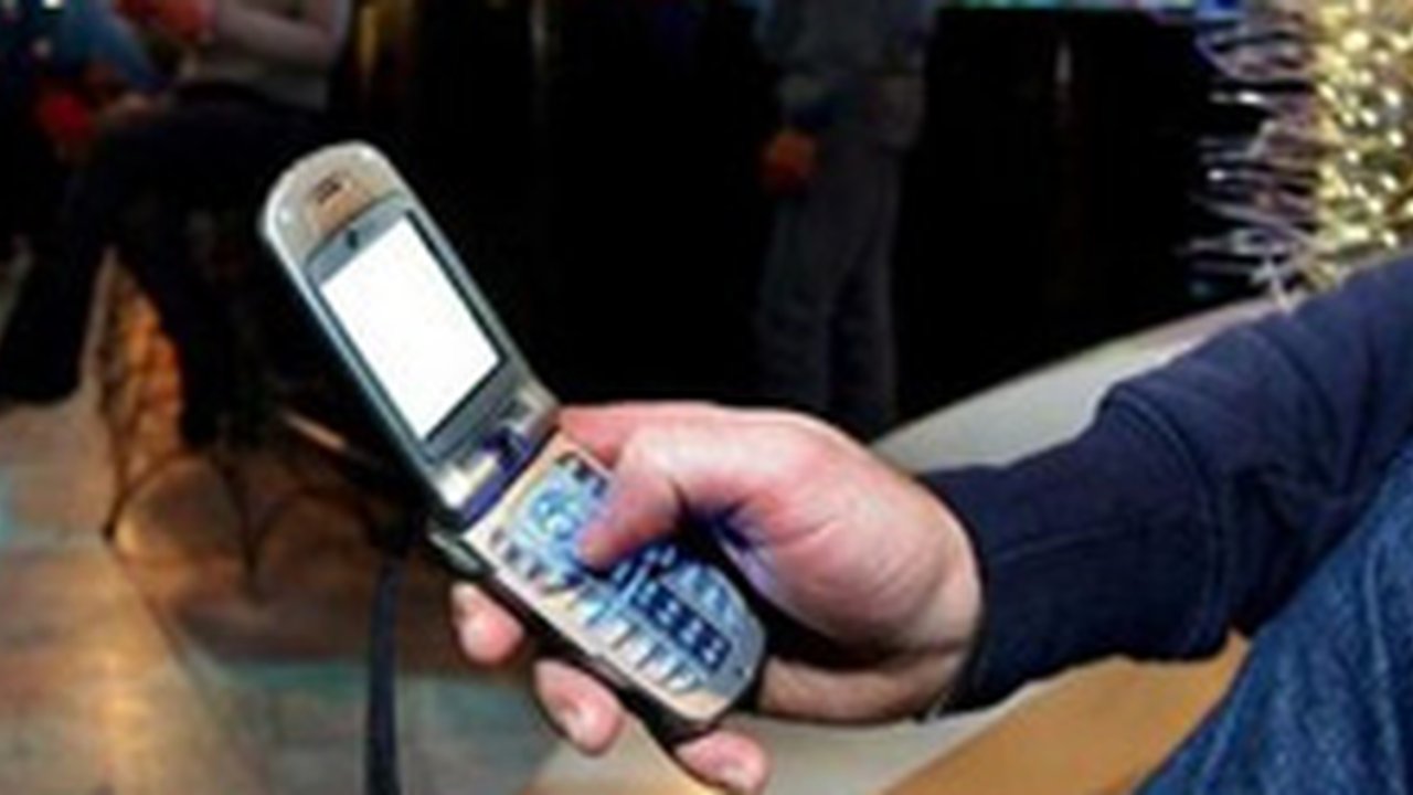 Sinyal Ponsel Merangsang Otak