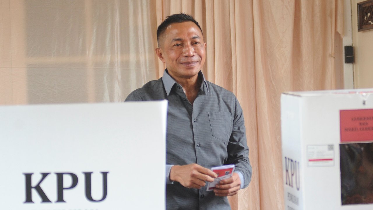 Calon Gubernur Jakarta nomor urut 2, Dharma Pongrekun nyoblos di TPS 31 Lebak Bulus.