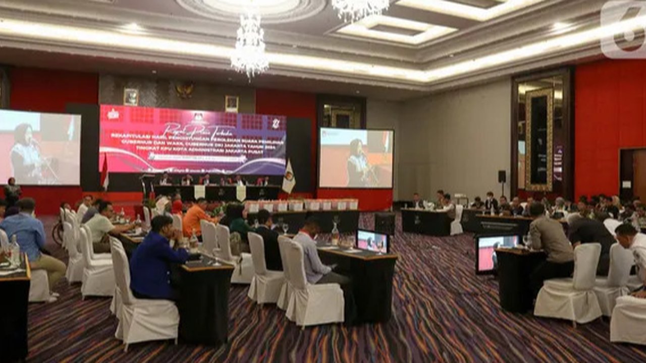 Komisi Pemilihan Umum (KPU) Kota Jakarta Pusat melakukan rekapitulasi tingkat kota hasil  Pemilihan Gubernur DKI Jakarta 2024 pada Rabu (4/12/2024) di Merlyn Park Hotel. (Liputan6.com/Herman Zakharia)