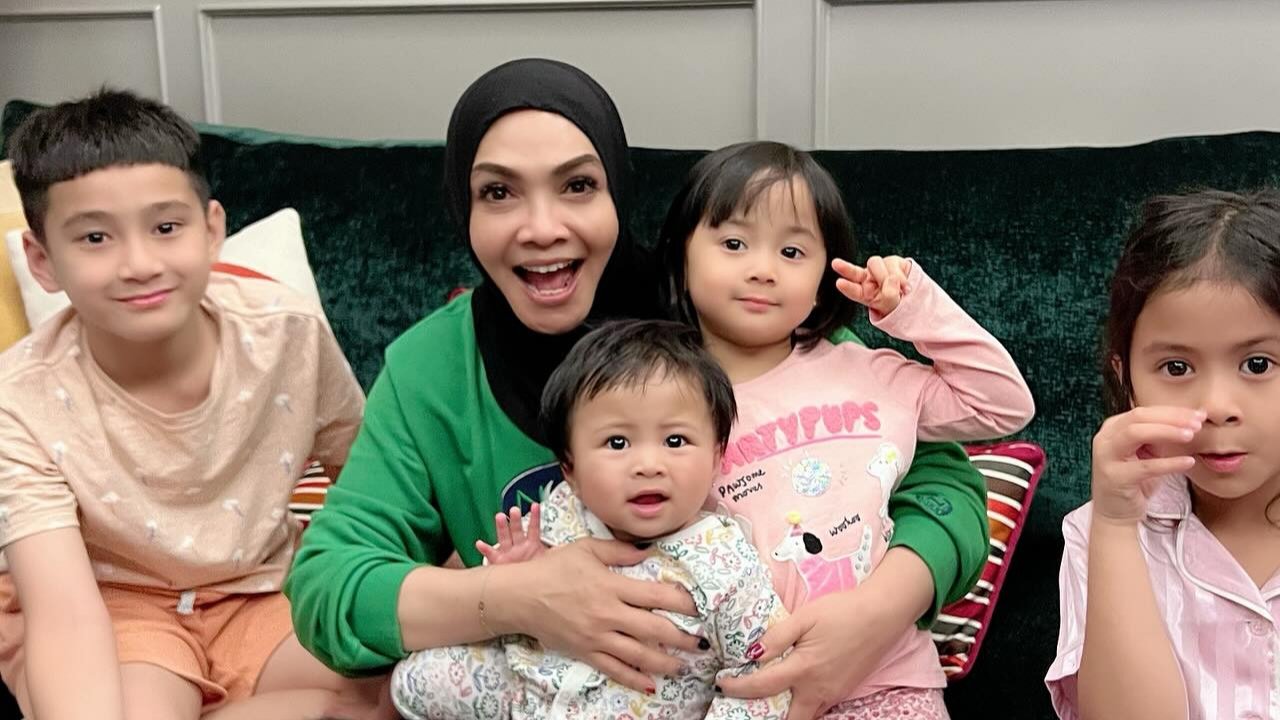 7 Potret Rieta Amilia Bareng Kelima Cucunya, Netizen Salfok Rafathar Jahil ke Rayanza