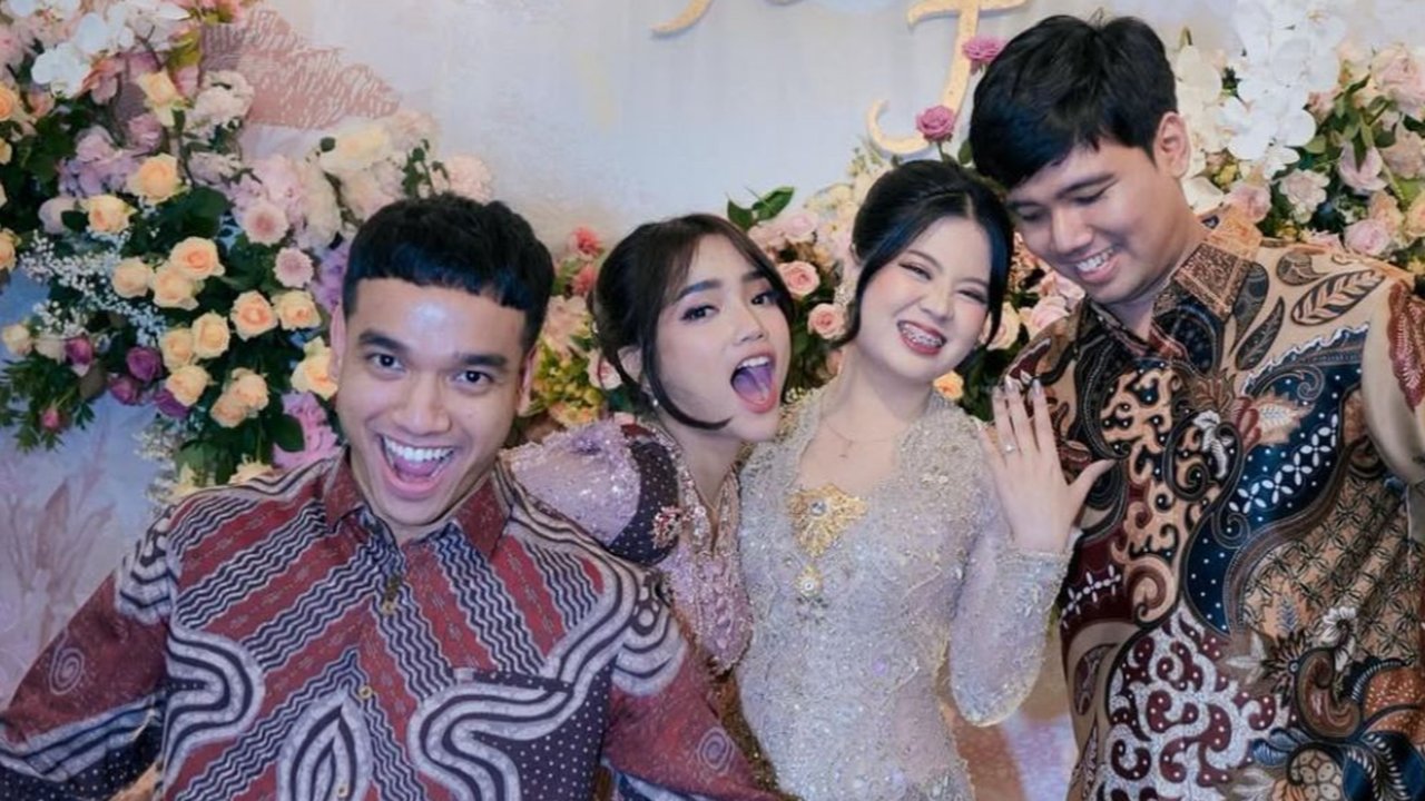 Gaya Elegan Fuji di Acara Tunangan Frans Faisal dan Indah, Kebaya Ungu Jadi Sorotan