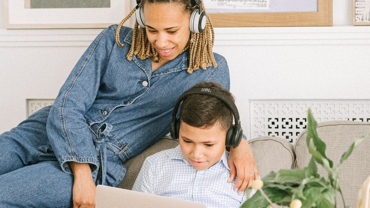 Ibu dan Anak Menggunakan Headphone