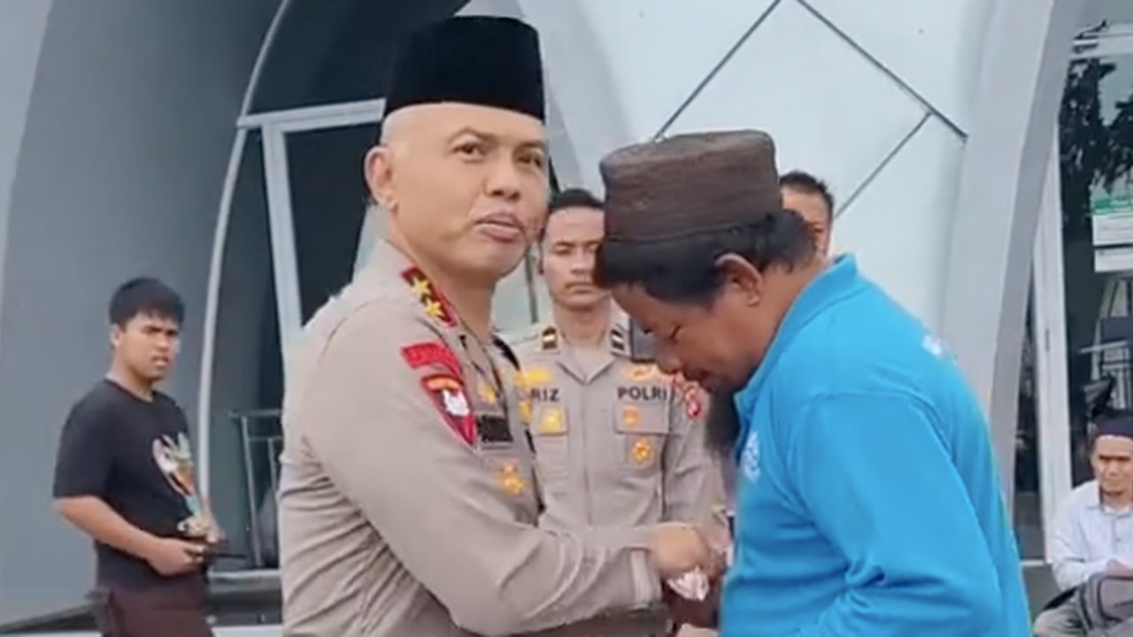 polisi bagi-bagi peci