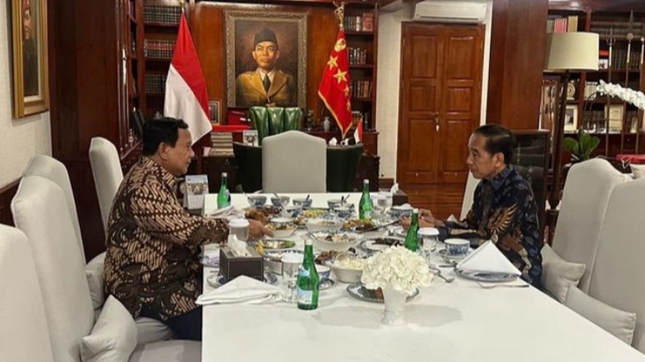 Presiden Prabowo Subianto bersama Presiden ke-7 Joko Widodo atau Jokowi menjawab pertanyaan wartawan seusai melakukan pertemuan di kediaman Prabowo di Jalan Kertanegara, Jakarta, Jumat (6/12/2024).