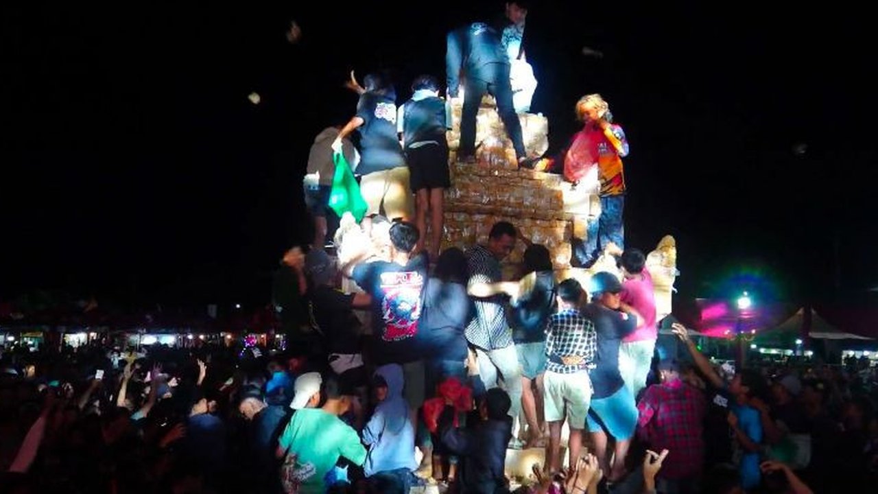 festival banjir tahu raksasa