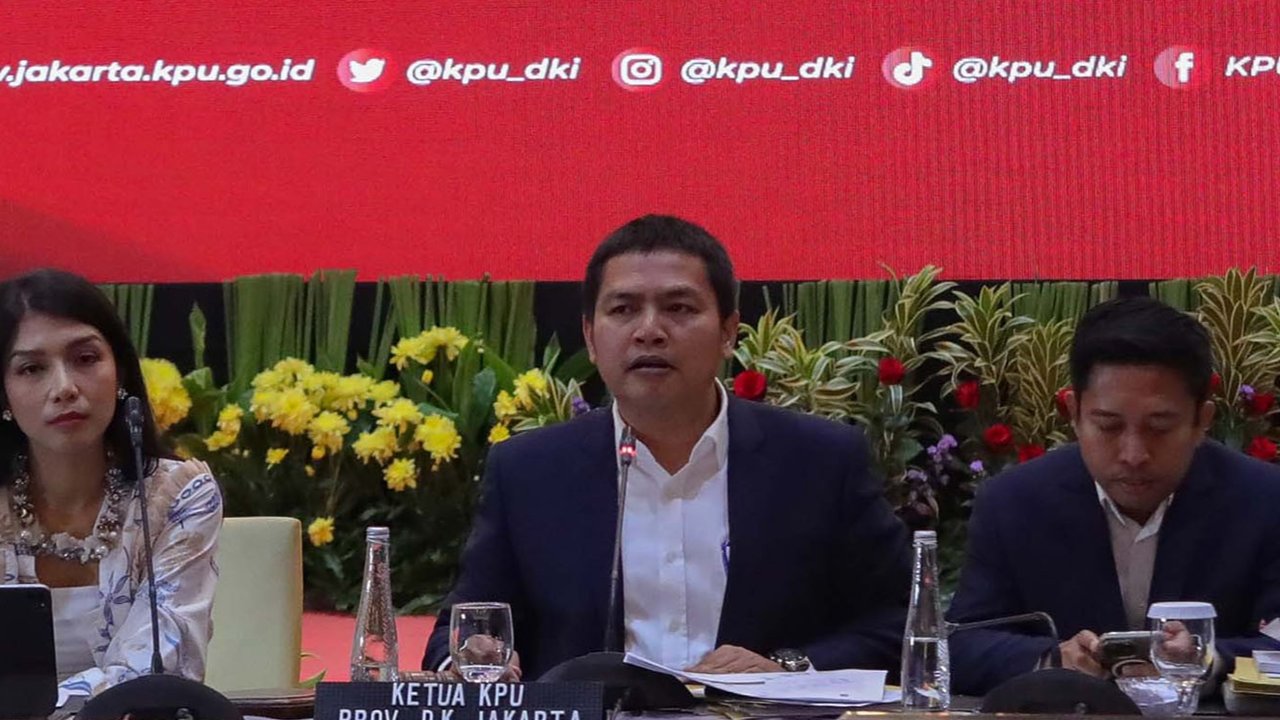 Ketua KPUD DKI Jakarta Wahyu Dinata saat memimpin rapat pleno rekapitulasi hasil penghitungan perolehan suara dan penetapan hasil PIlgub 2024 di Jakarta, Minggu (08/12/2024). Pasangan nomor urut 3 Pramono Anung-Rano Karno (Si Doel) unggul dengan perolehan 2.183.239 suara atau 50,07 persen, disusul pasangan nomor urut 1 Ridwan Kamil-Suswono dengan dengan 2.183.239 suara atau 39,40 persen, dan pasangan nomor urut 2 Dharma Pongrekun-Kun Wardhana yang meraih 459.230 suara atau 10,53 persen.
