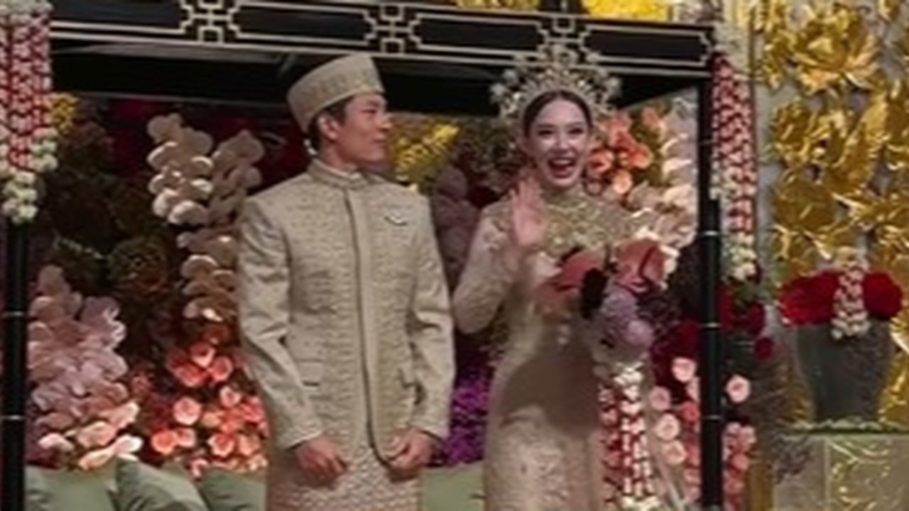 Rio dan Athina ketika di atas pelaminan. Selalu penuh senyum dan tak bisa menutupi rasa bahagianya.