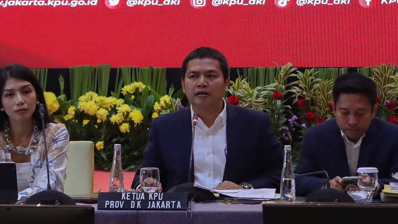 Ketua KPUD DKI Jakarta Wahyu Dinata saat memimpin rapat pleno rekapitulasi hasil penghitungan perolehan suara dan penetapan hasil PIlgub 2024 di Jakarta, Minggu (08/12/2024). Pasangan nomor urut 3 Pramono Anung-Rano Karno (Si Doel) unggul dengan perolehan 2.183.239 suara atau 50,07 persen, disusul pasangan nomor urut 1 Ridwan Kamil-Suswono dengan dengan 2.183.239 suara atau 39,40 persen, dan pasangan nomor urut 2 Dharma Pongrekun-Kun Wardhana yang meraih 459.230 suara atau 10,53 persen.