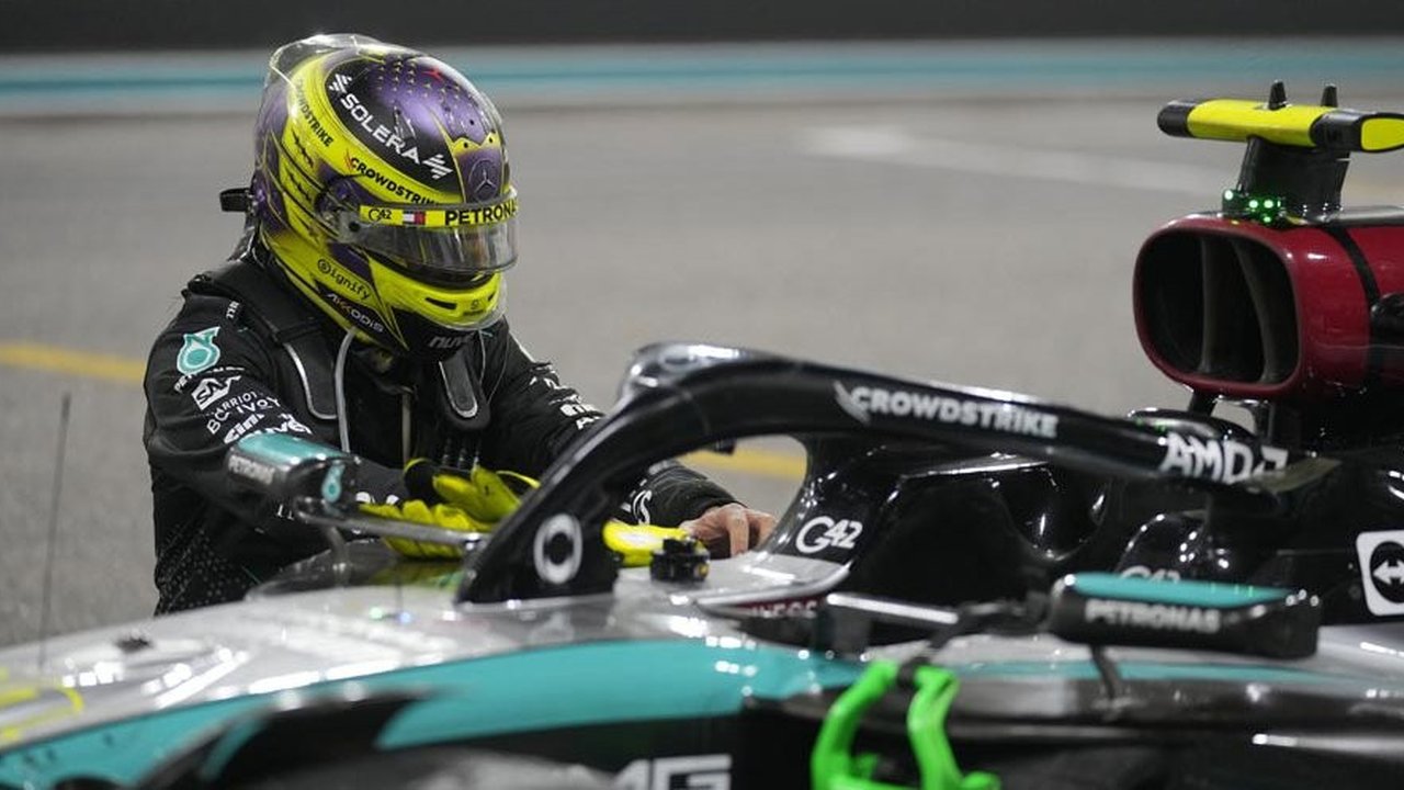 Pembalap Inggris dari tim Mercedes AMG Petronas F1, Lewis Hamilton melambaikan tangan untuk upacara podium setelah Grand Prix Belgia di Sirkuit Spa-Francorchamps, 28 Juli 2024. (SIMON WOHLFAH
