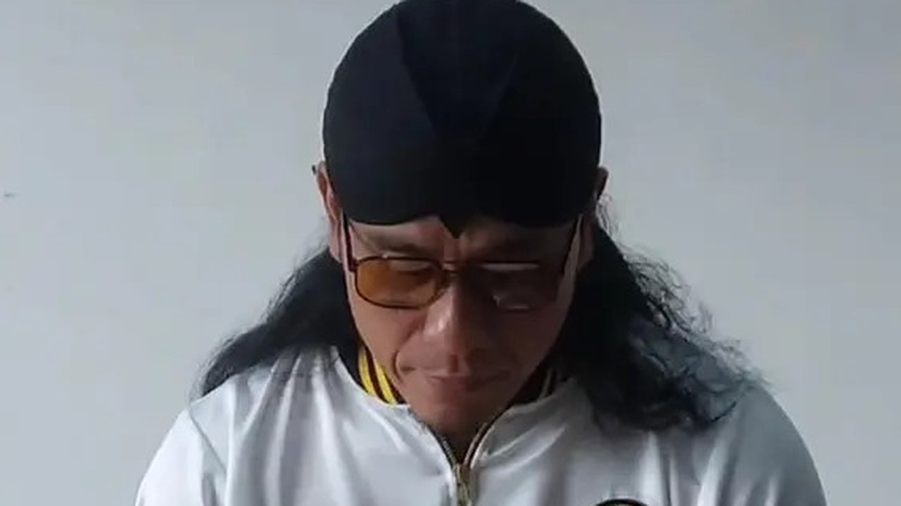 Santri jalan jongkok menerima roti dari istri Miftah Maulana, Ning Astuti. (dok. TikTok @santri_ora_aji/http