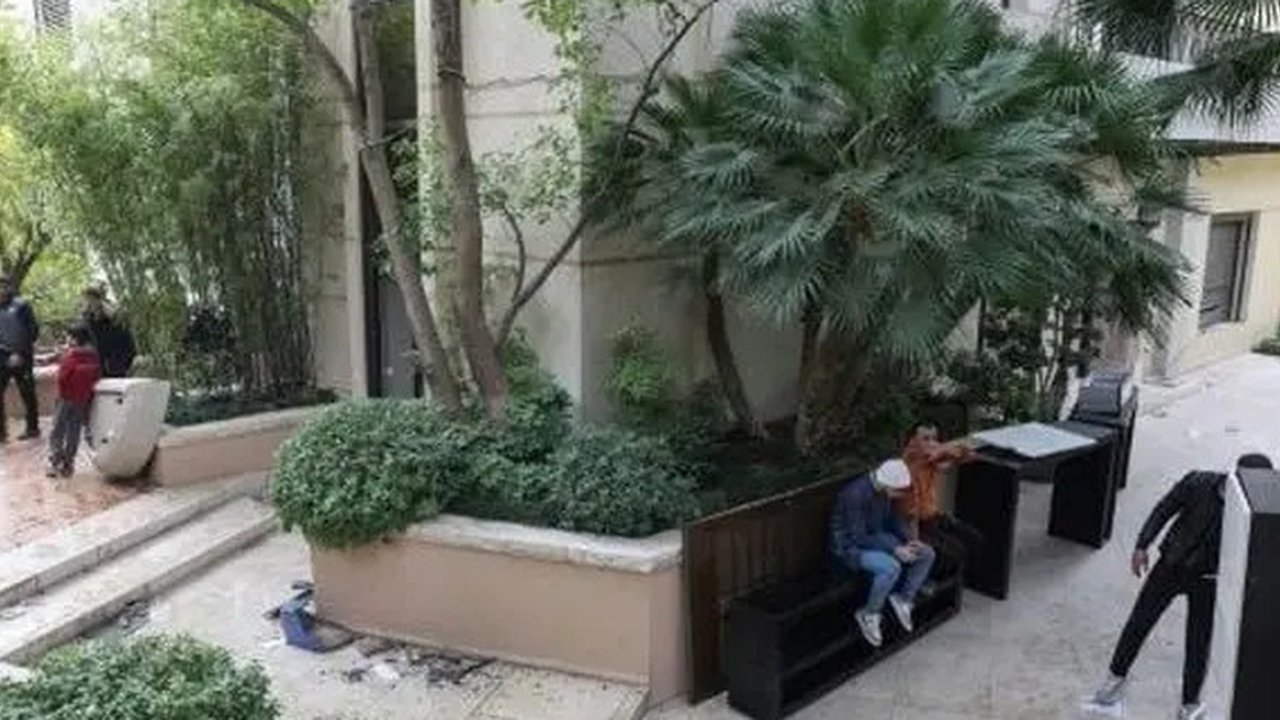 Kendaraan mewah di dalam istana Assad. (X/Osint613)