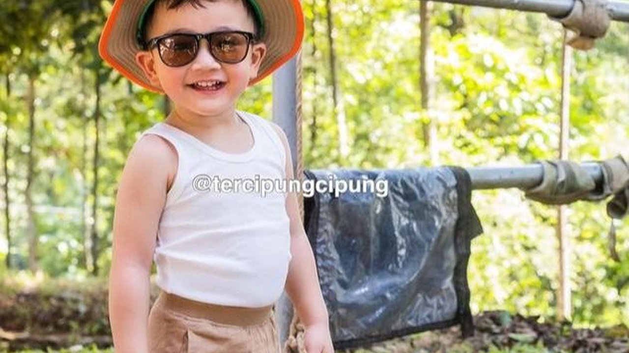 Gaya Kece Rayyanza 'Cipung' Pakai Singlet & Kacamata Hitam saat Naik Kuda Poni