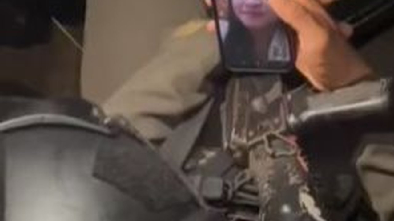 Momen Kocak Anggota Brimob Tembak Cewek Lewat Video Call, Dikelilingi Banyak Teman Sampai Diajari