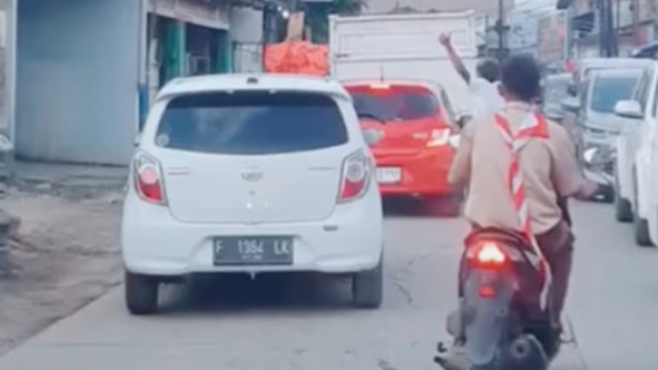 Viral Momen Haru Pemuda Atur Jalan Ambulans Lewati Kemacetan, Banjir Pujian