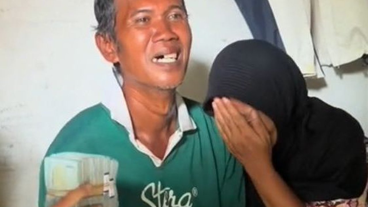 Momen Haru Pak Slamet Juru Parkir Viral Dapat Bantuan dari Warganet, Menangis Tak Percaya