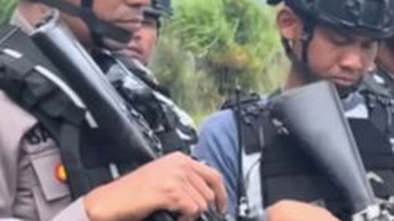 Perjalanan 12 Jam, Polisi Bersenjata Lengkap Kawal Surat Suara Pemilu ke Puncak jaya Tiba-tiba 'Diadang Alam'