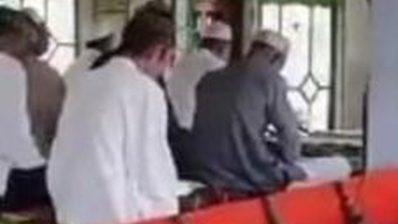 Viral Momen Salat Jumat di Masjid Terapung, Jemaah Datang Bawa Perahu Sendiri-Sendiri