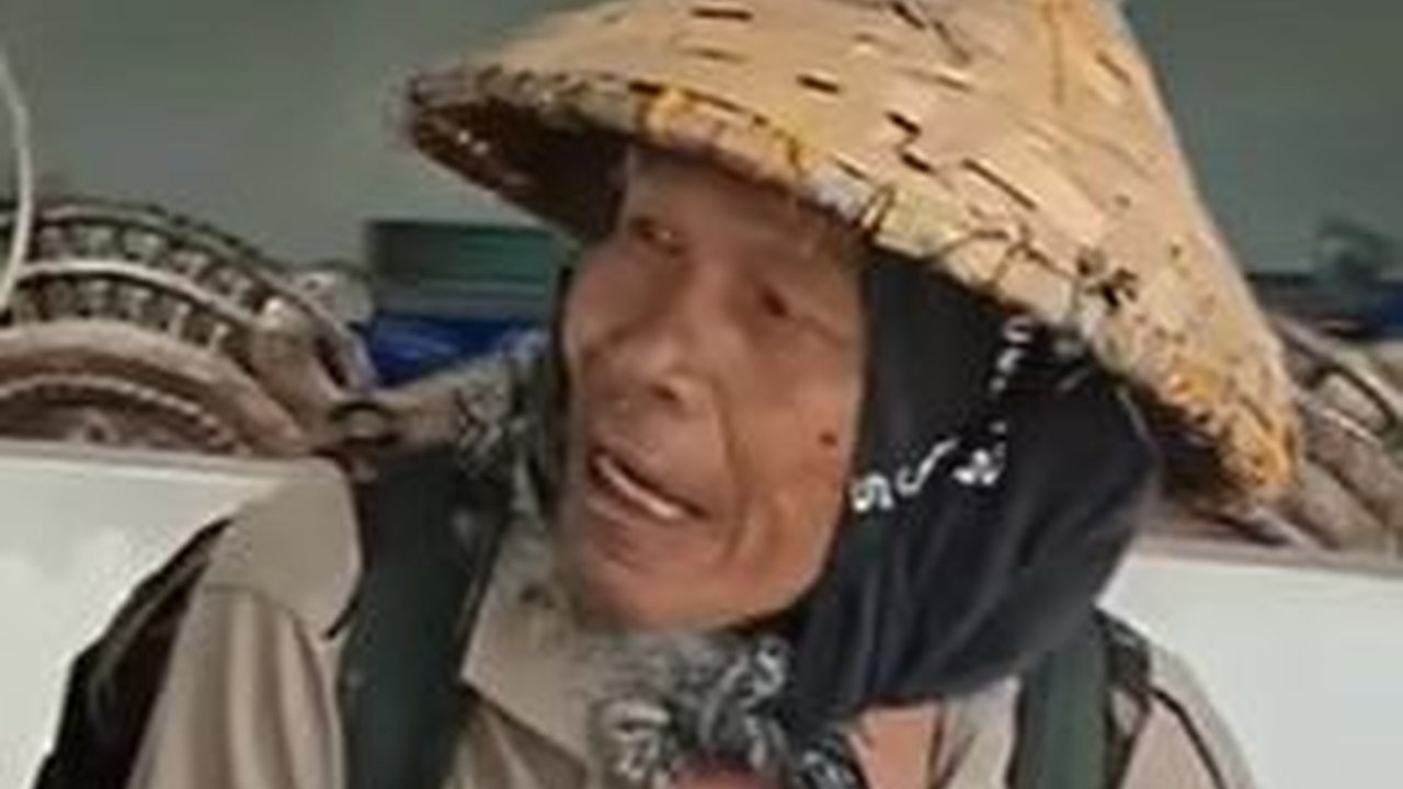 Kakek 80 Tahun Bikin Perwira Polisi Kaget, 7 Tahun Jalan Kaki Datangi 261 Makam Para Wali & Presiden RI