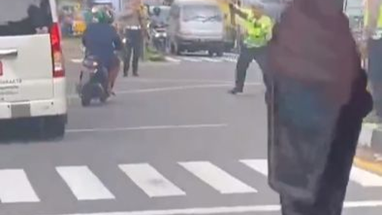 Viral Pemotor Nekat Terobos Iring-iringan Mobil Jokowi di Jogja, Aksinya Bikin Geram