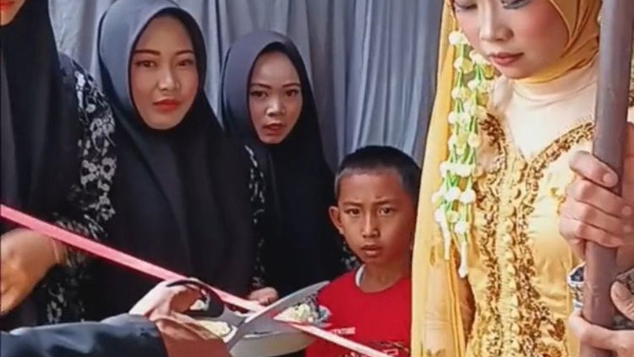 Tradisi Unik Potong Pita di Resepsi Pernikahan Ini Viral, Curi Perhatian