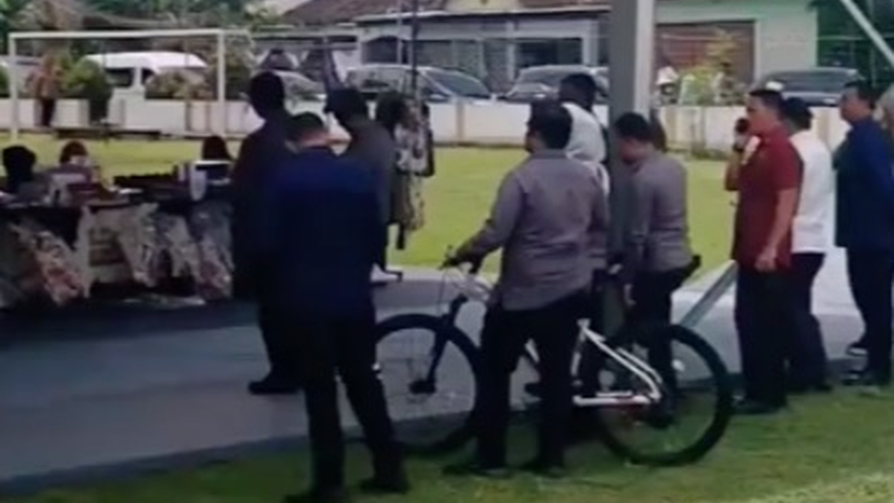 Momen Ibu-Ibu di Bantul Dapat Sepeda Gratis, Langsung Gowes di Depan Presiden Jokowi