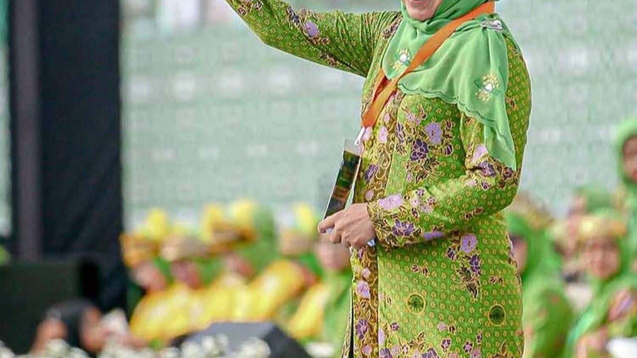 Potret Khofifah Berjaket Demokrat, Duduk di Sebelah SBY saat Kampanye Prabowo di Malang