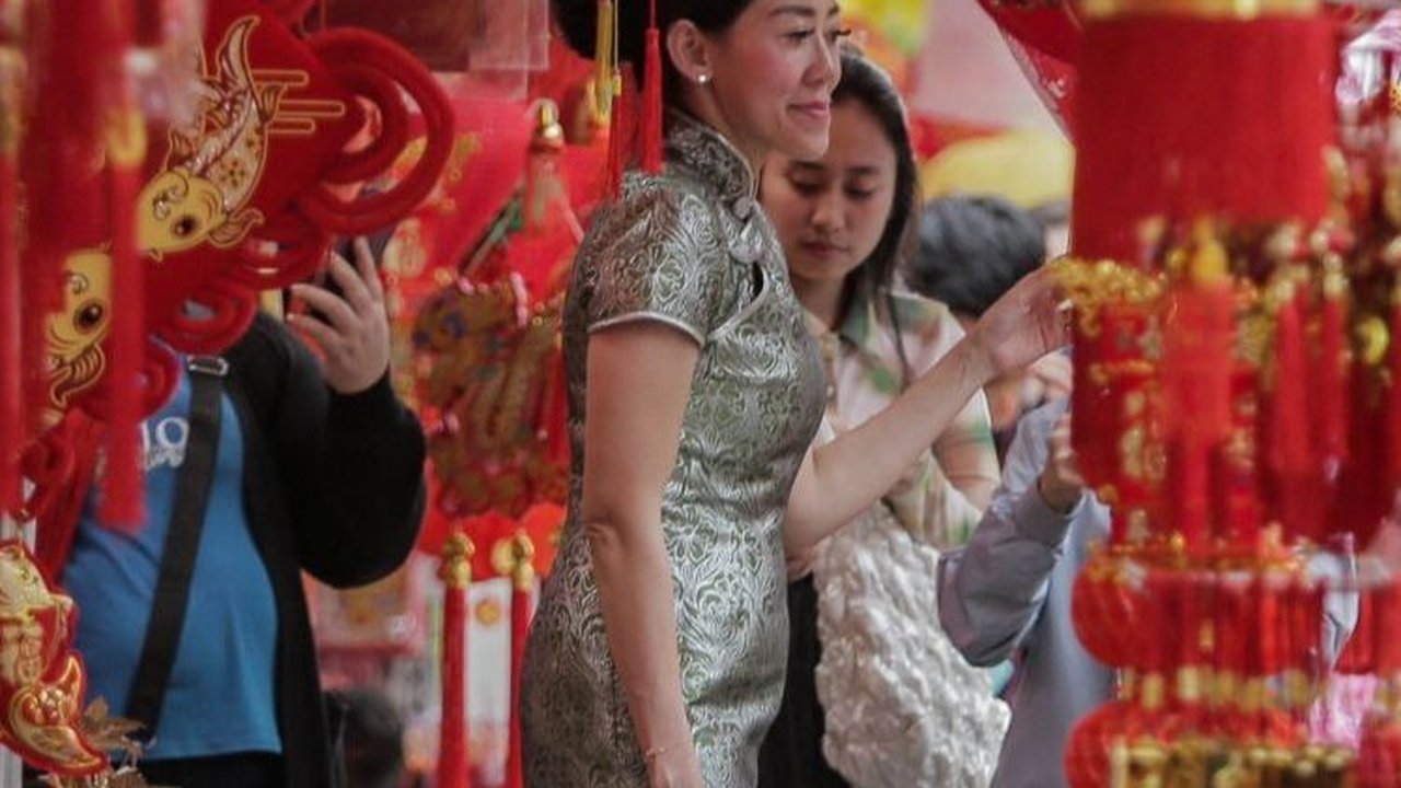 FOTO: Warga Tionghoa Mulai Ramai Berburu Pernak Pernik Imlek di Pasar Glodok untuk Persiapan Merayakan Tahun Naga Kayu