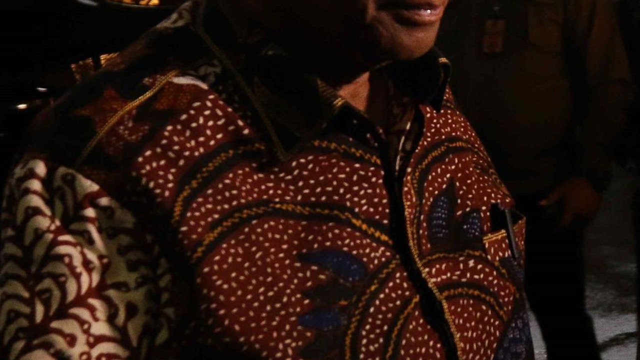 FOTO: Ekspresi Mahfud MD Lepas Kaca Mata Usai Mengundurkan Diri dari Menkopolhukam