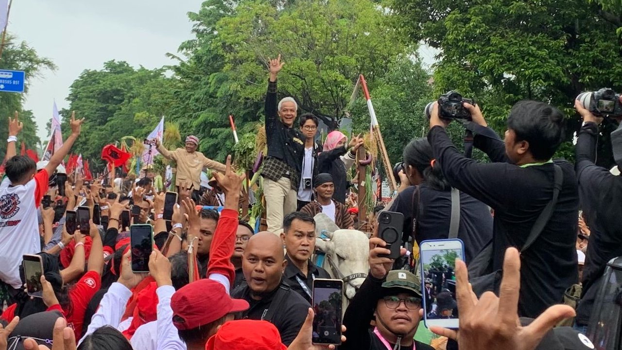 Mahfud MD Pimpin Doa dan Selawat Badar Saat Kampanye Akbar Terakhir di Solo