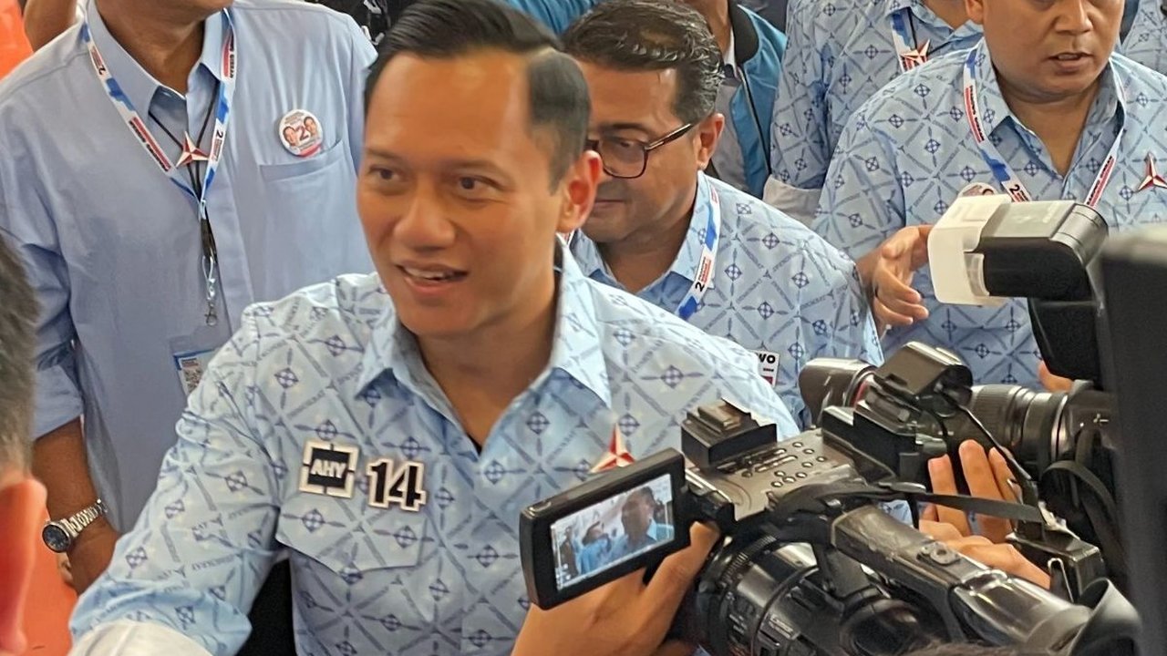 Saat Kompleks GBK 'Membiru' jadi Lautan Massa Pendukung Prabowo-Gibran