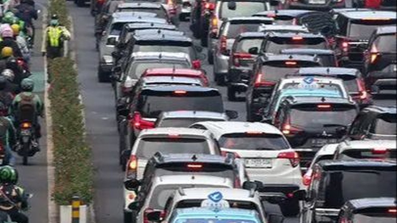 Pendukung 02 Bergerak ke GBK, Jalan Gatot Subroto Hingga Sudirman Alami Kemacetan Parah