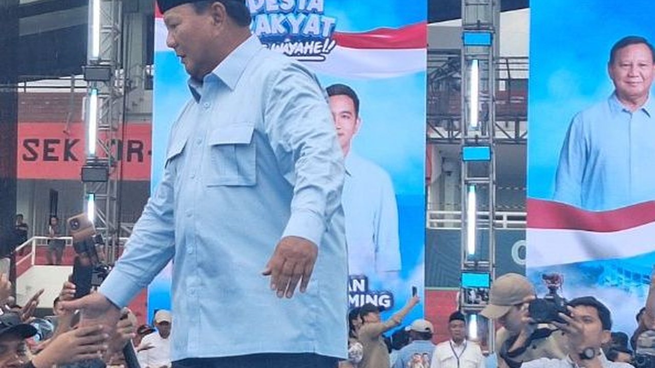 Pidato Prabowo Terjeda saat Relawan Banyak Pingsan, Langsung Colek Ajudan 'Kasih Air'
