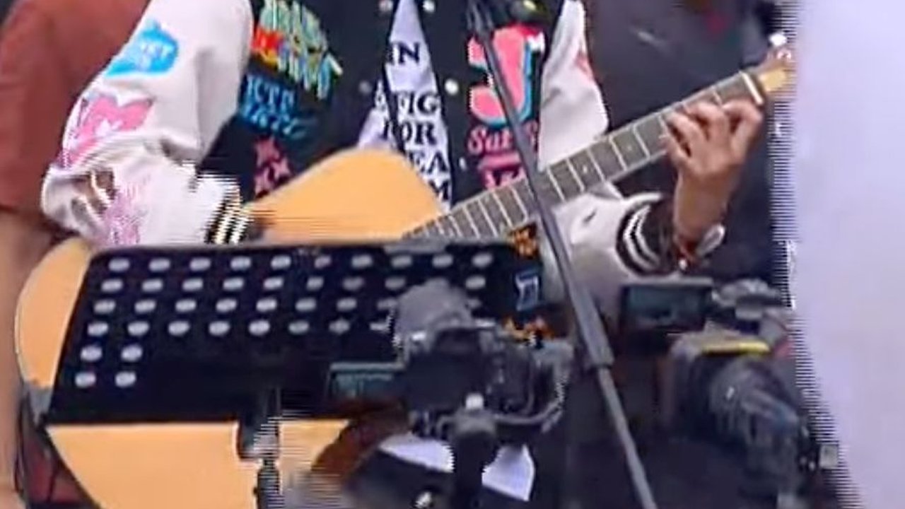 FOTO: Aksi Alam Ganjar Main Gitar Bareng Abdee Slank, Ganjar dan Atikoh Nyanyi