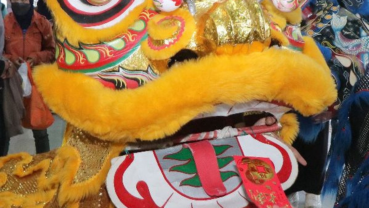 Atraksi Barongsai dan Bagi-Bagi Angpau Meriahkan Tahun Baru Imlek di Stasiun Kereta Api Jember