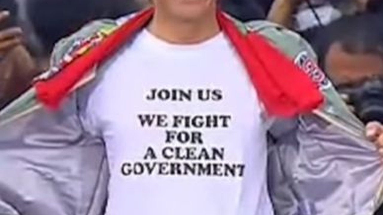 VIDEO: Momen Mahfud Kaget Baju Ganjar Bertuliskan 'Join Us We Fight For a Clean Government'