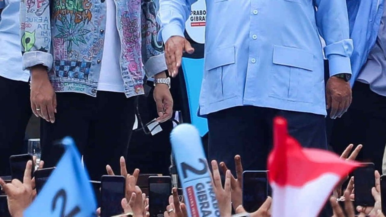 Aksi Rebutan Telur Relawan Prabowo-Gibran di Luar GBK usai Kampanye Akbar