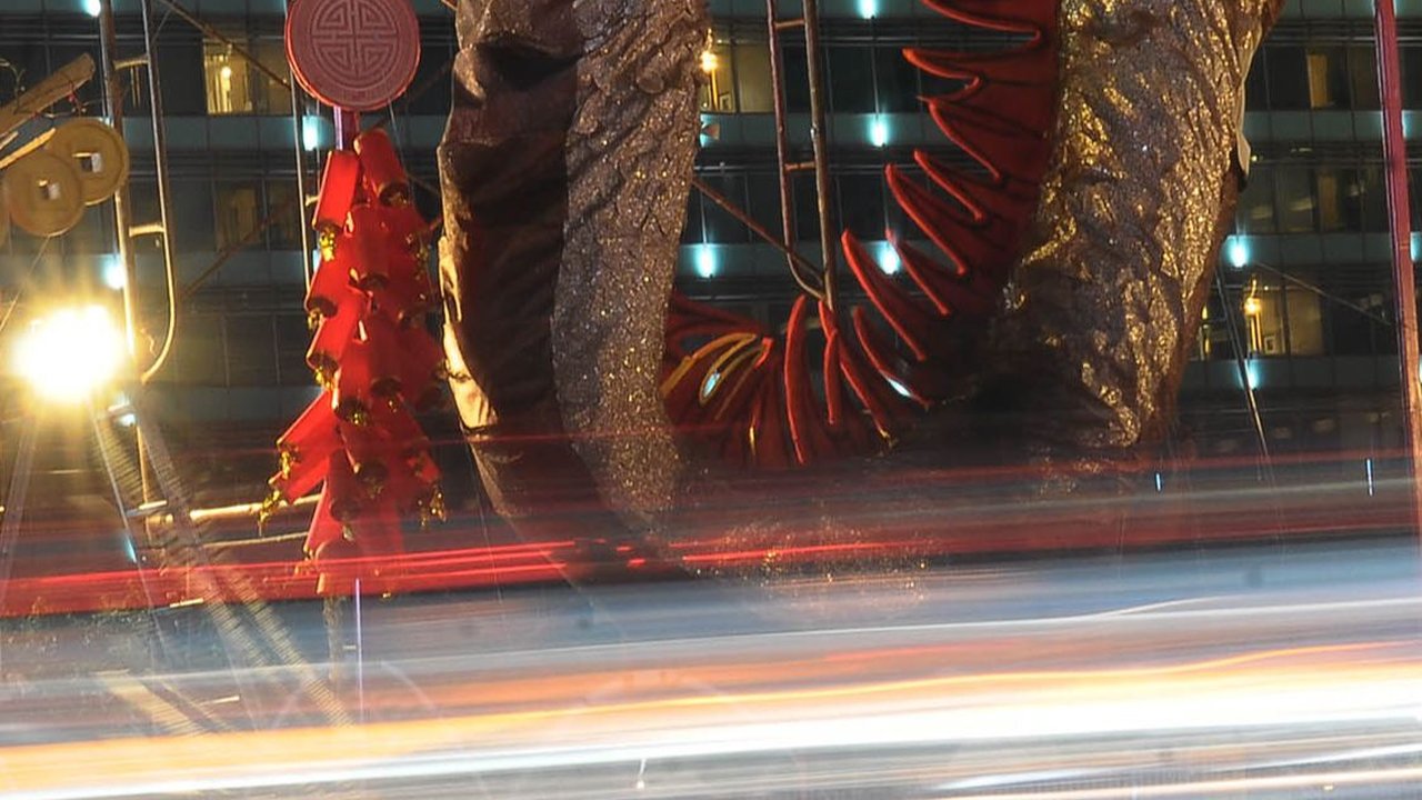 FOTO: Ornamen Naga Kayu Raksasa di Bundaran HI Semarakkan Perayaan Imlek 2024