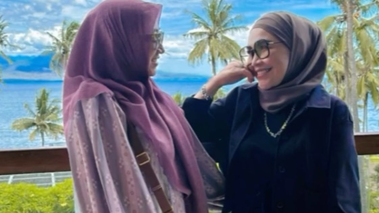 6 Potret Kebersamaan Umi Kalsum Ibunda Ayu Ting Ting dan Calon Besan, Liburan Bareng