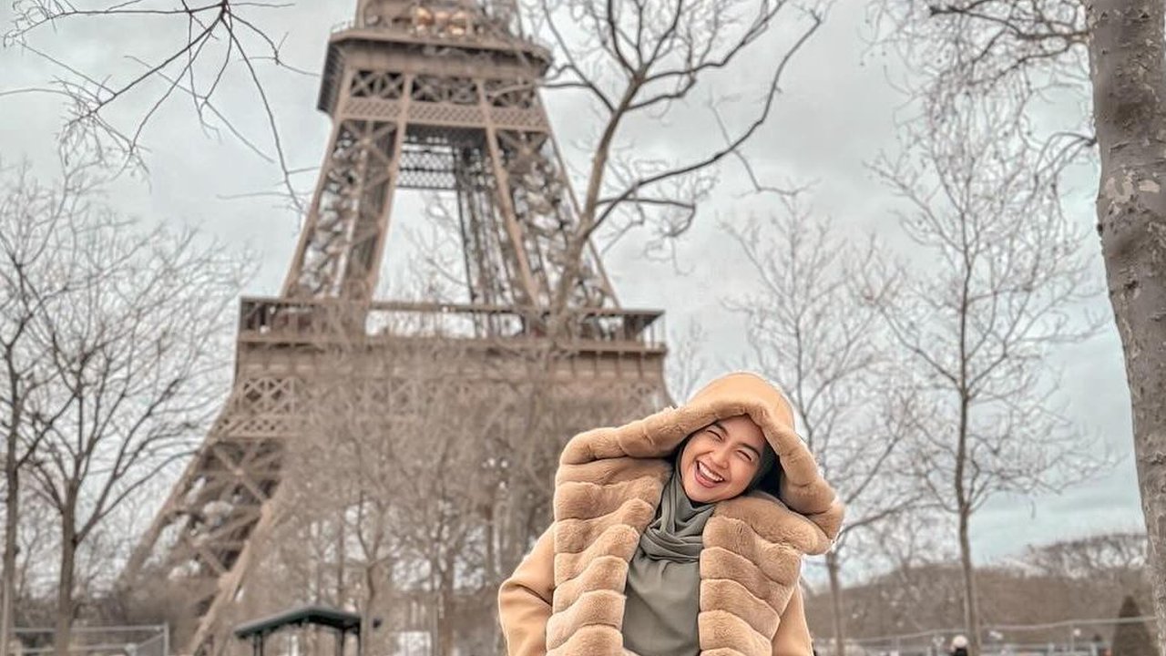 Potret Ria Ricis di Depan Menara Eiffel, Netizen 'Terbiasa Pura-pura Tertawa'